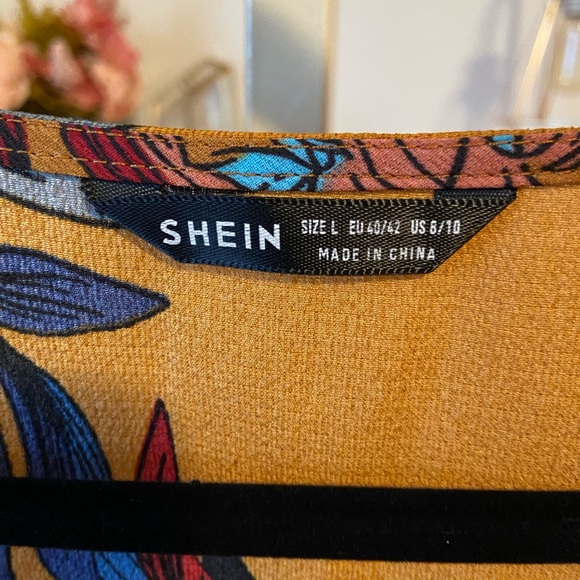 Flutter sleeves, short, floral dress. SHEIN size large - Picture 4 of 7